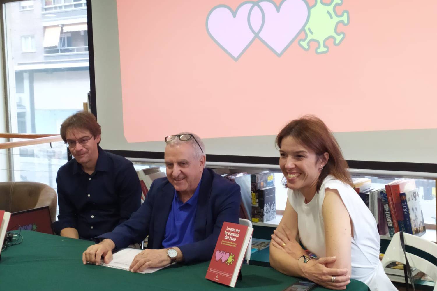 Nogales y Carnero flanquean a Jorge del Romero, directo médico del Centro Sandoval, de Madrid, durante la firma del libro que los autores hicieron en Madrid el mes pasado. Foto: GSM.