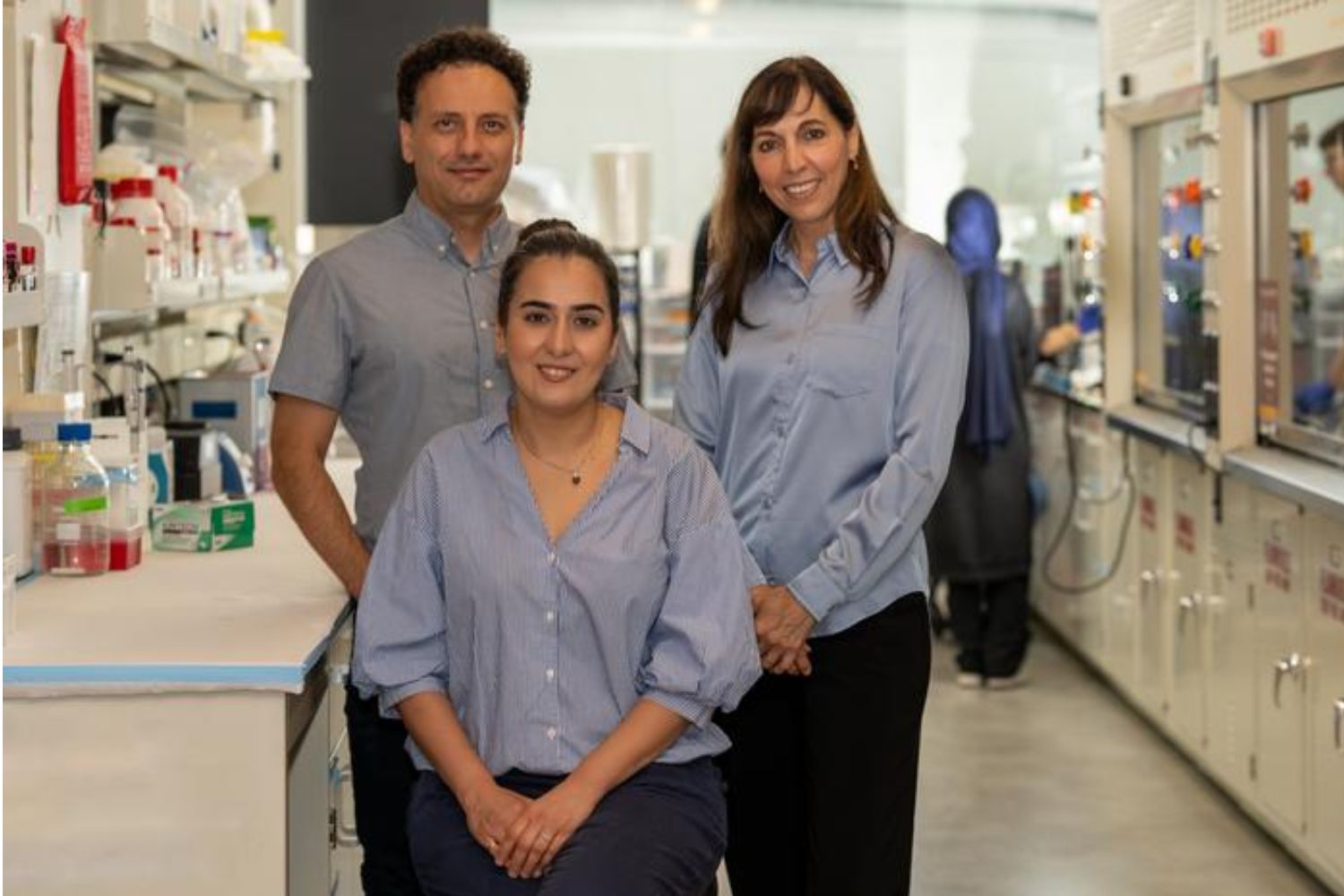 Tohid Didar, Sara Rahmani y Elena Verdu, investigadores de la de la Universidad McMaster. Foto: GEORGIA KIRKOS/UNIVERSIDAD McMASTER. 