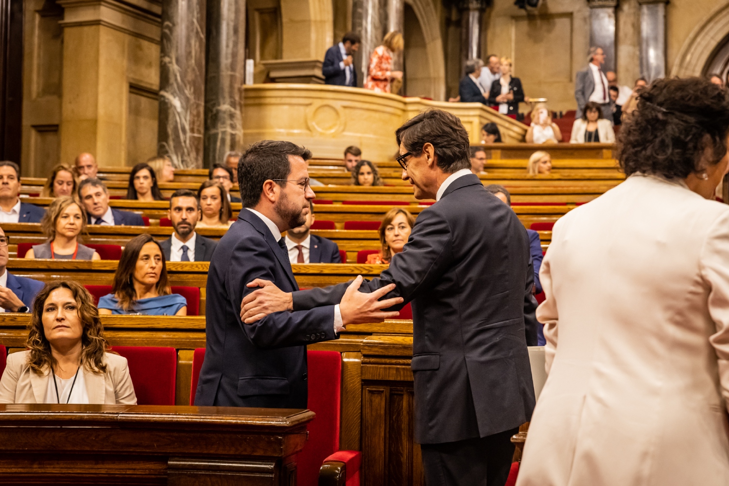 Pere Aragonès y Salvador Illa, presidente saliente y entrante de la Generalitat de Cataluña, ayer en el Parlamento. Foto: PARLAMENTO DE CATALUÑA.