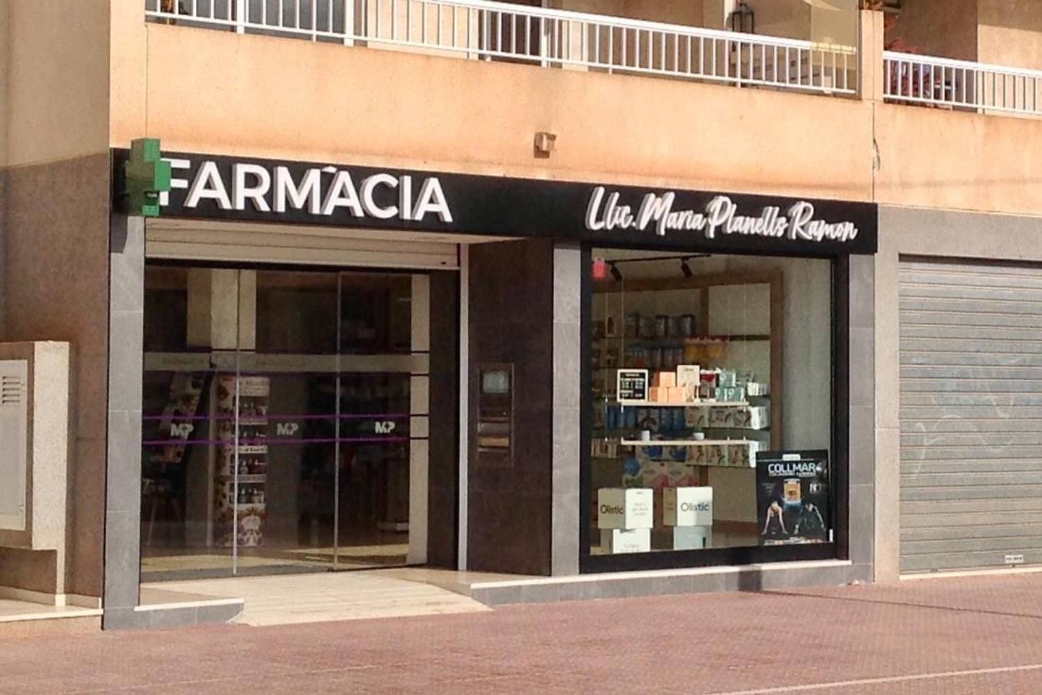 En la Farmacia Mª Planells Ramón, de Ibiza, se aprecian en la fachada las letras corpóreas. Foto: EXPOFARM. 