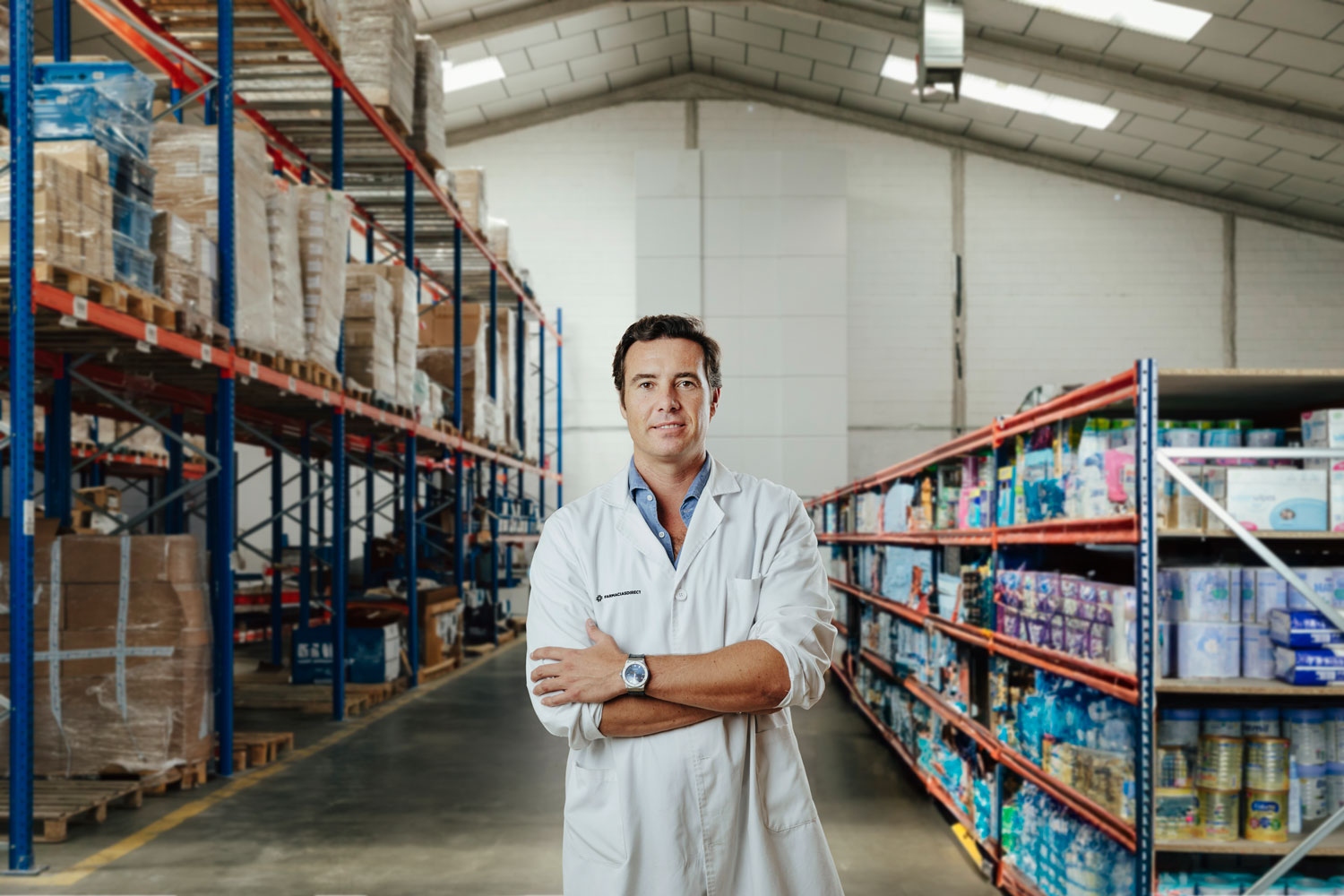 Antonio Campos, farmacéutico y CEO de Farmaciasdirect, en su nave de 2.000 metros cuadrados, en Sevilla.