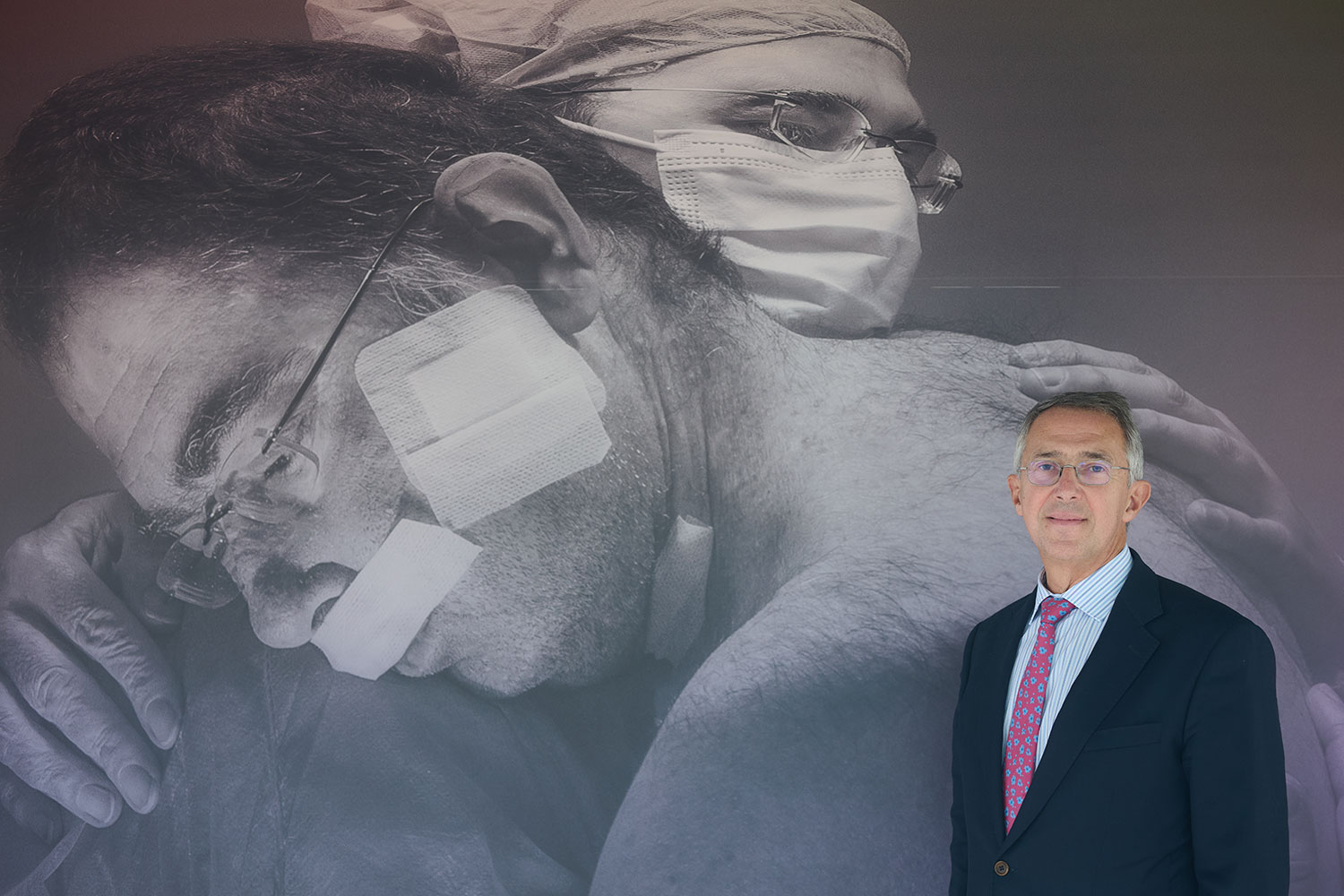 Enrique Ordieres, frente a una de las zonas en las instalaciones de Cinfa que dan visibilidad a las personas que conviven con la enfermedad. Foto: ARABA PRESS.