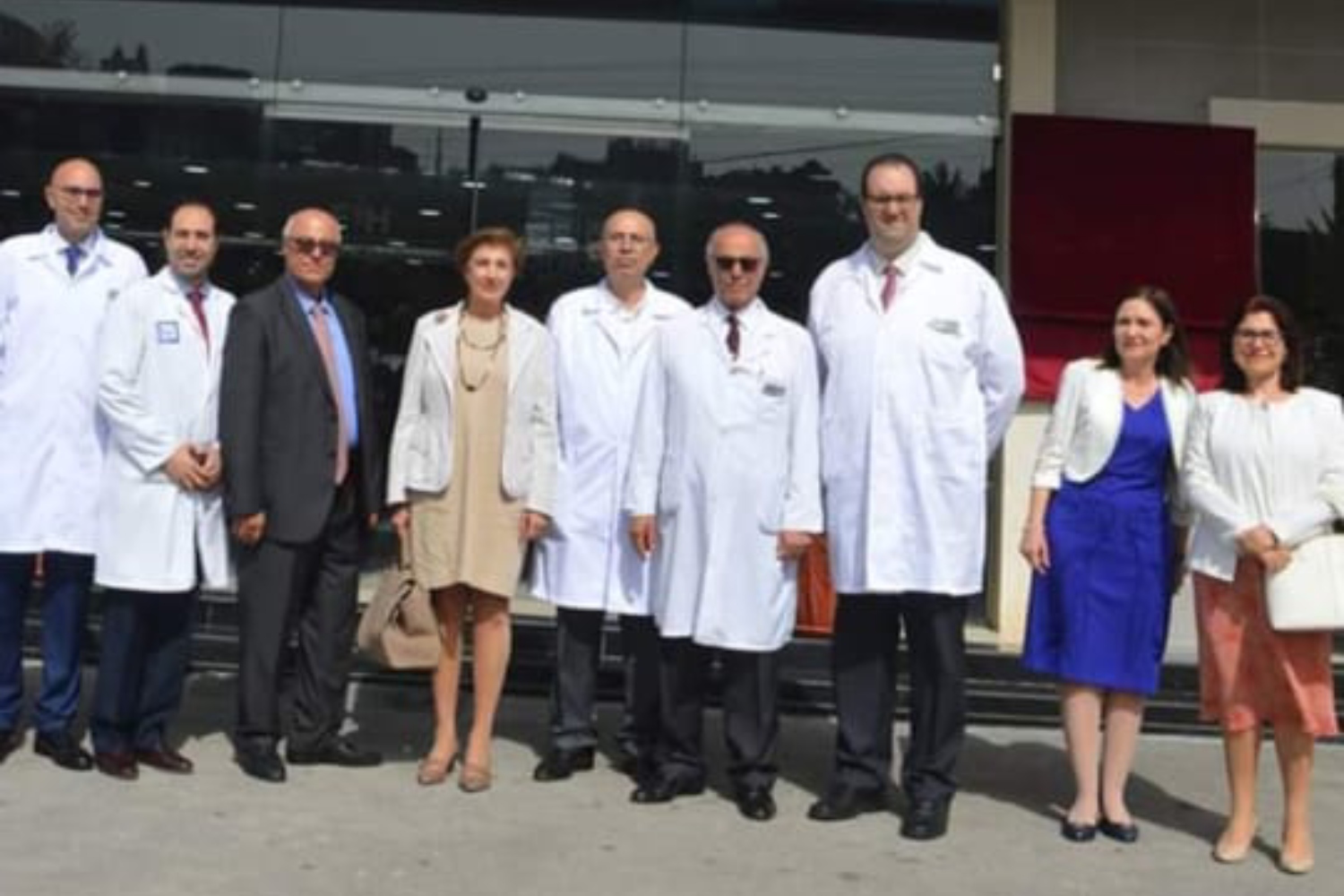 Inauguración de Fakih Hospital: Teresa Gómez (segunda a la derecha), su marido Abdallah Fakih (tercero a la izquierda), junto a dos de sus hijos (por la izquierda).