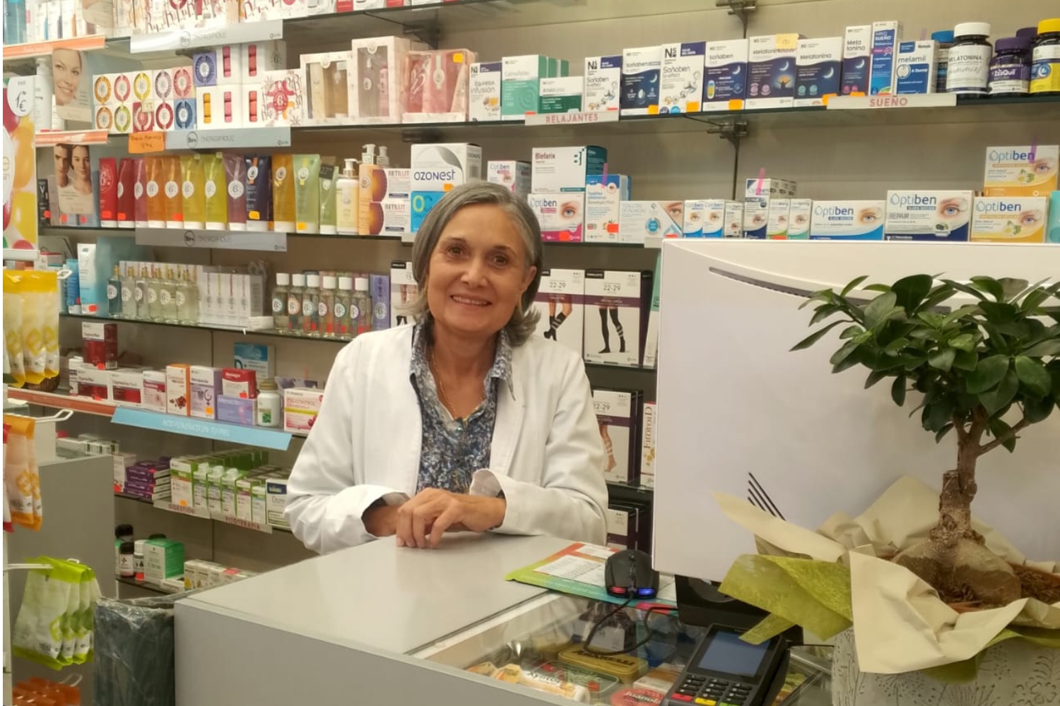 Teresa Gómez, en la farmacia de su hermana, en Navarra. 