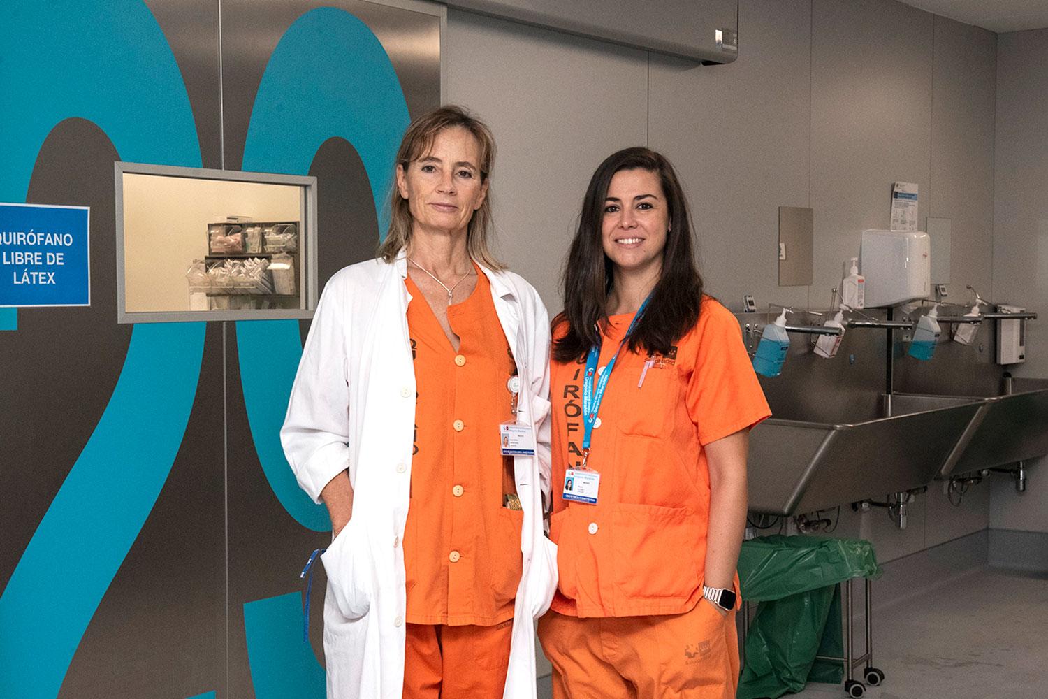 Elsa Mendizábal, jefe de Sección de Ginecología Oncológica y Patología Mamaria, junto a Paula Alonso, médico adjunto de la citada sección, ambas del Hospital Gregorio Marañón, de Madrid. Foto: LUIS CAMACHO. 