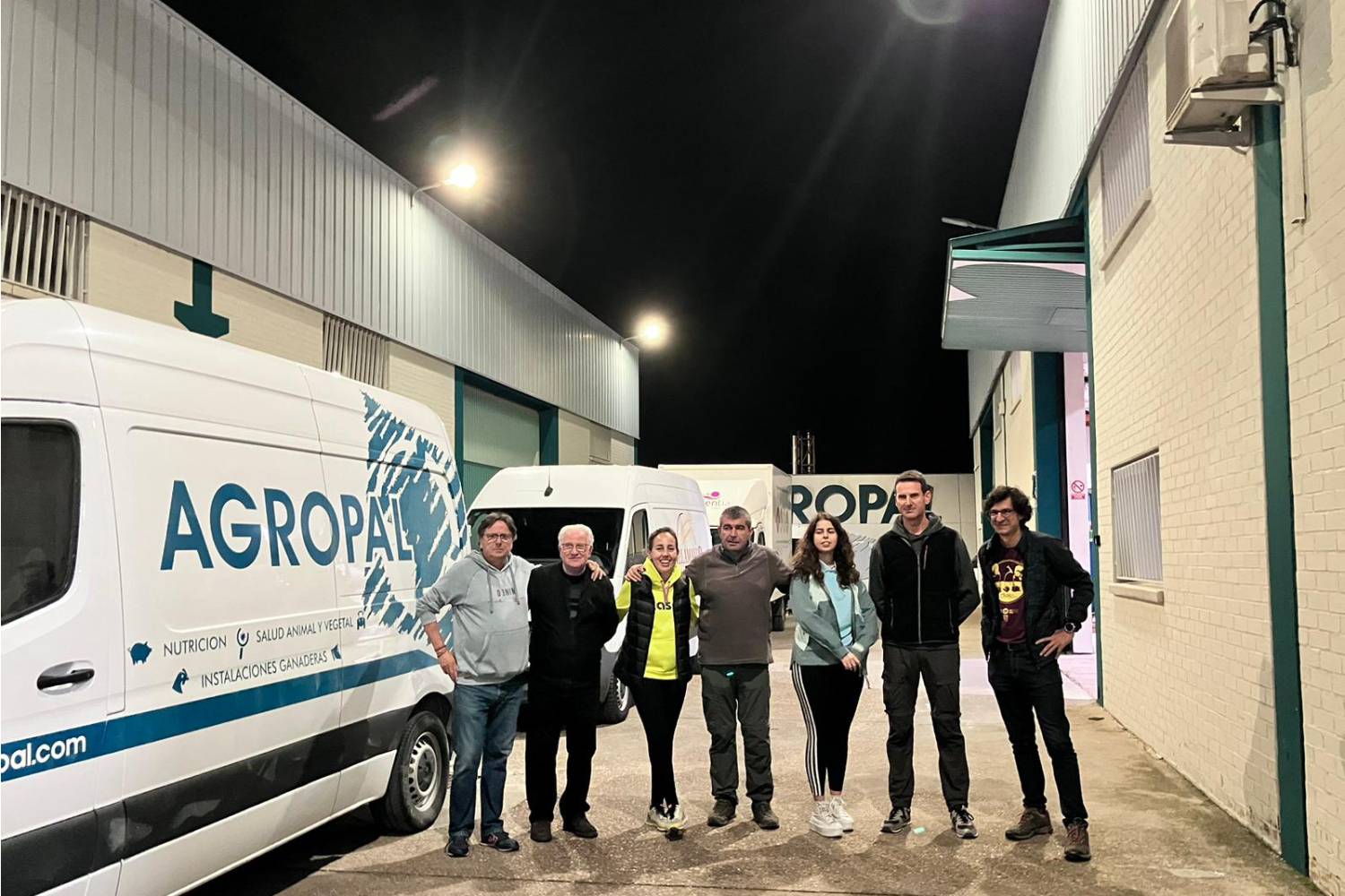 Diego Marro (primer de la derecha), junto al resto de empresarios de Huesca, tras cargar las furgonetas. Foto: DIEGO MARRO.