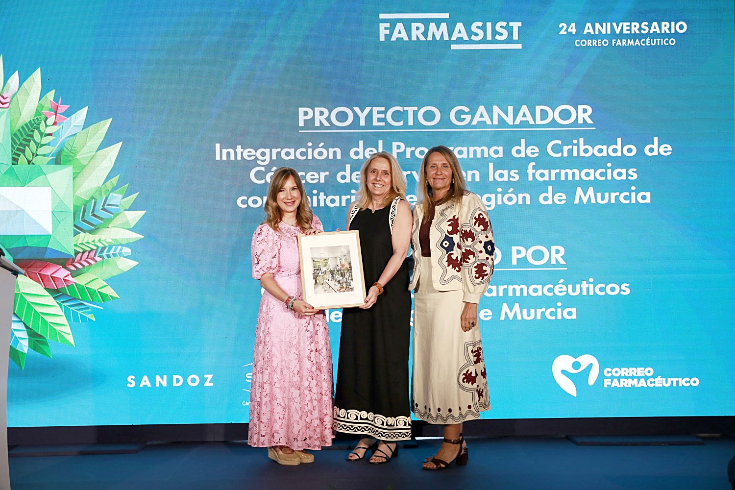 Mónica Benito, Vocal de Farmacia del Colegio Oficial de Farmacéuticos de la Región de Murcia, recoge en representación del COF de Murcia el premio que han ganado en la categoría ‘Institucional’, de Sonia de Juan, directora de Marketing de Sandoz y Rosario Serrano, directora de Negocio del Área de Salud de Unidad Editorial. Foto: SERGIO G. VALERO