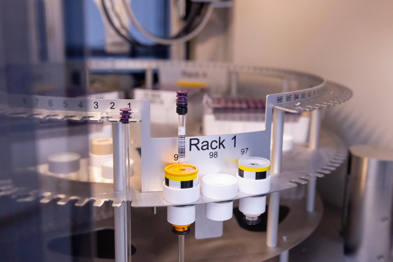 Intercambiador automático de muestras para el análisis automatizado por resonancia magnética nuclear. Foto: J&J.