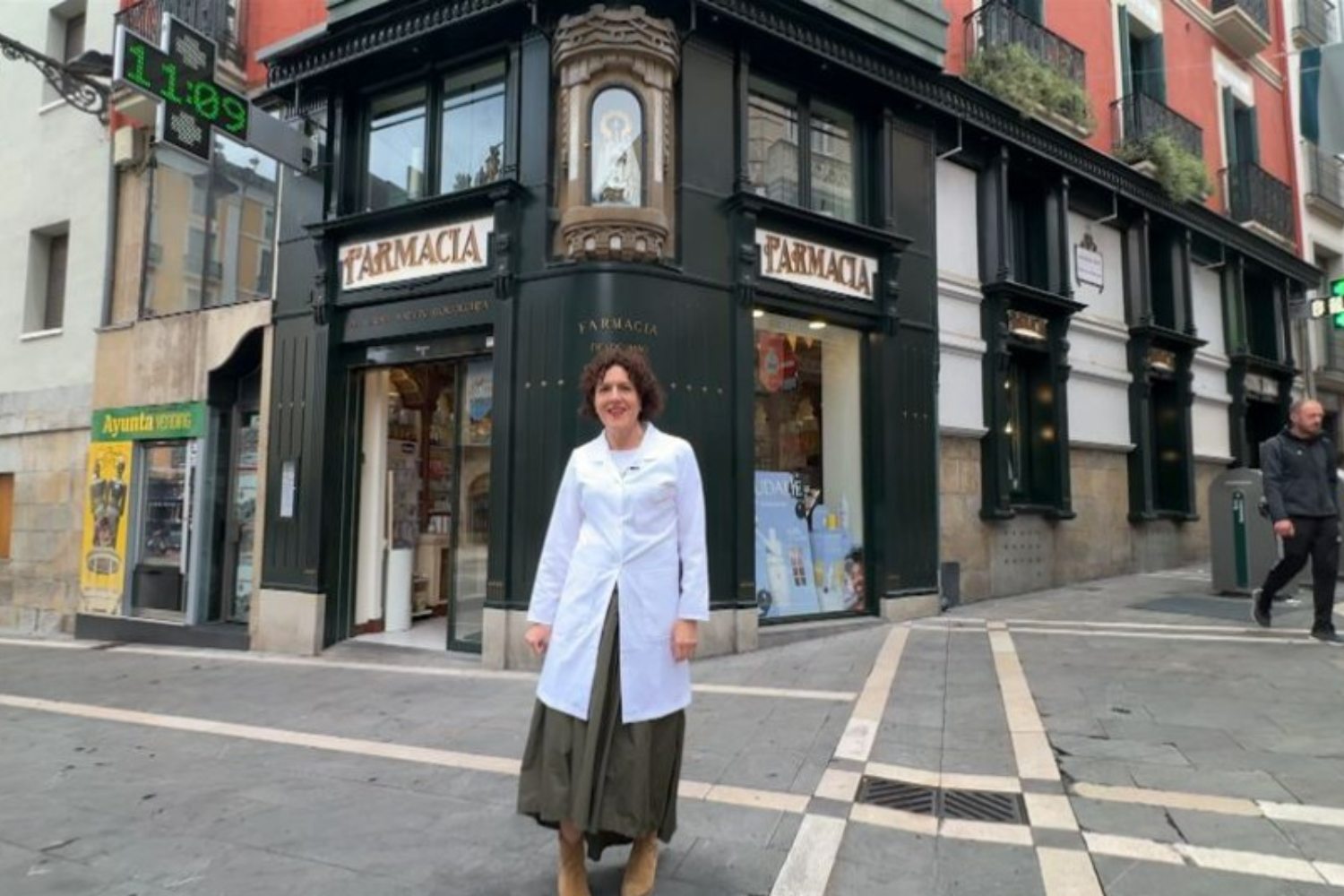 Laura Maeztu delante de su farmacia.
