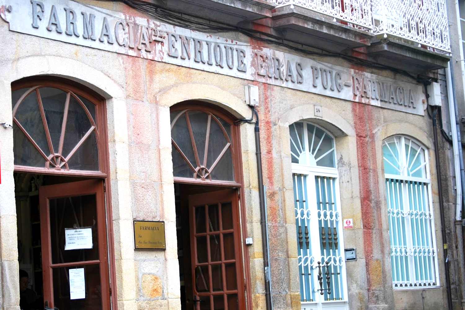 Fachada de la Farmacia Eiros Puig. Foto: @BENDERAPOTHEKER