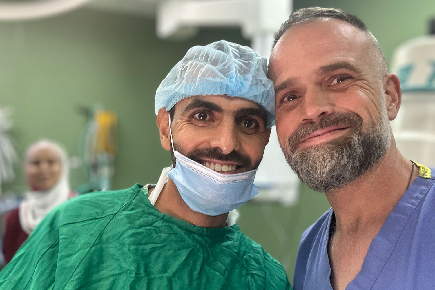 Raúl Incertis con el médico de urgencias Mohammed Tahir, en el Hospital Indonesio (Jabalia, Gaza, abril 2025). Foto: RAÚL INCERTIS.