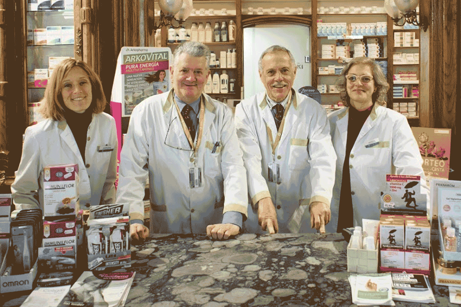 Equipo de la Farmacia Ferrer 1906, en Barcelona.