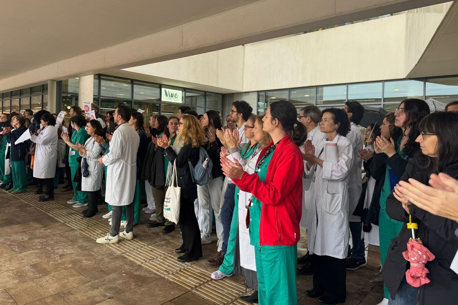 Imagen de los médicos concentrados en el Hospital 12 de Octubre en esta segunda jornada de huelga. Foto: AMYTS.