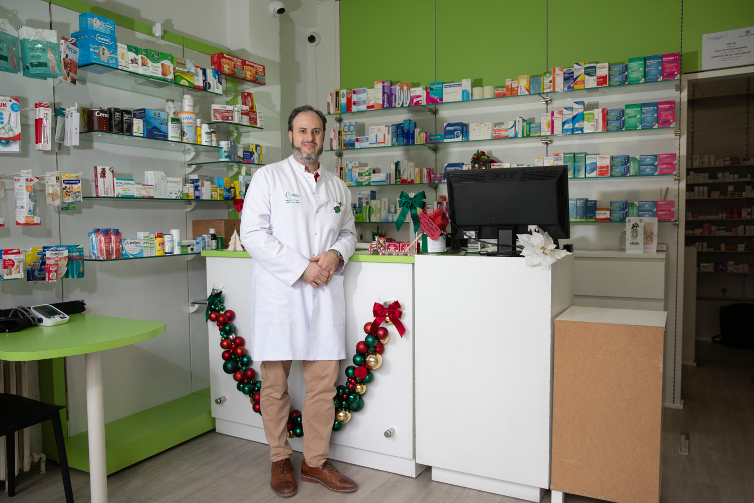 Javier Perlado, en el interior de su farmacia del distrito de Hortaleza. Foto: SERGIO GONZÁLEZ VALERO.