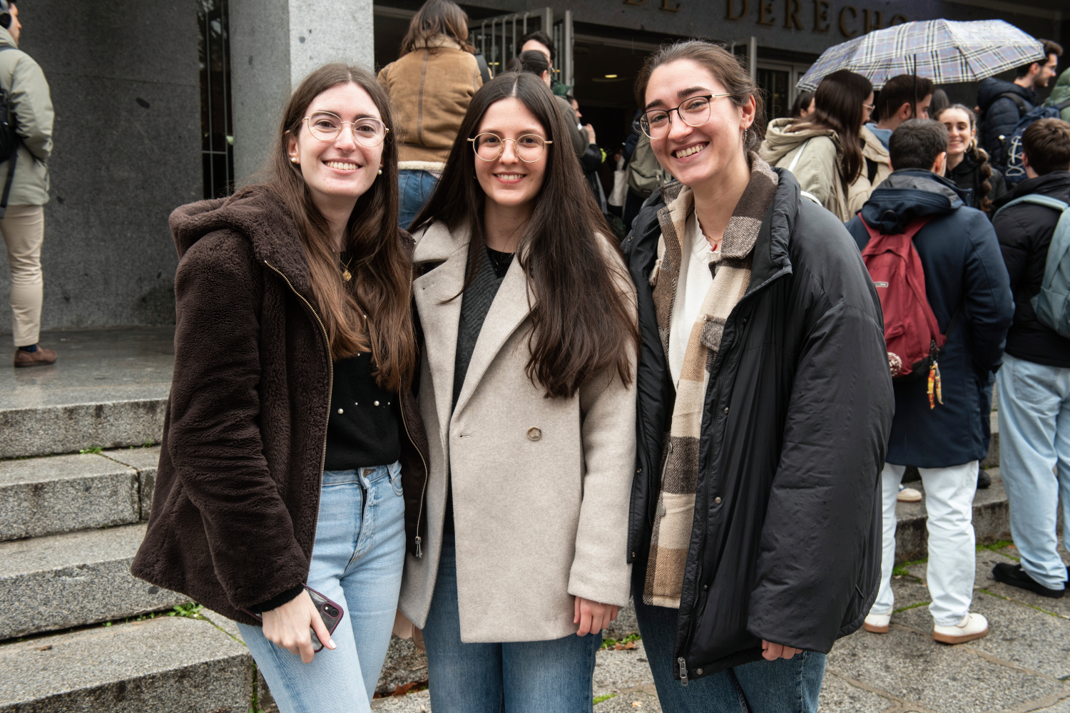 Marina López, Raquel León y Arianna Tablero, licencidas en Medicina por la Universidad de Alcalá de Henares, que se estrenan en el examen MIR. Foto: LUIS CAMACHO.