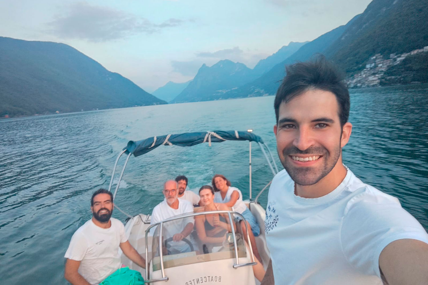 Jorge Pomeda en un lago de Suiza.