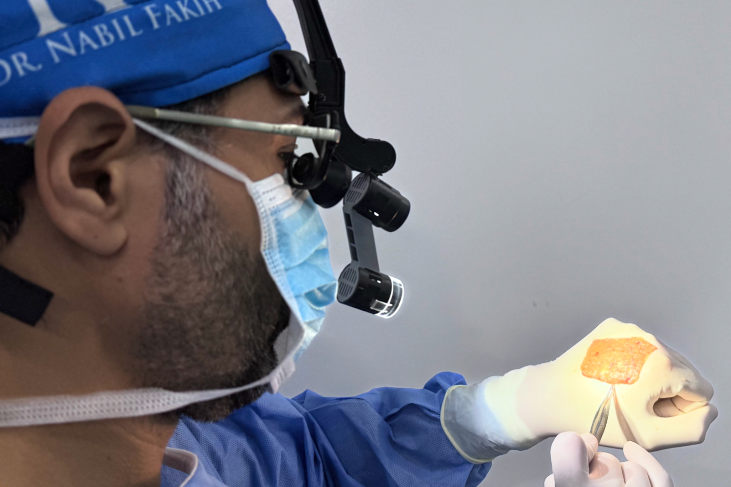 Nabil Fakih, manipulando la membrana grasa.