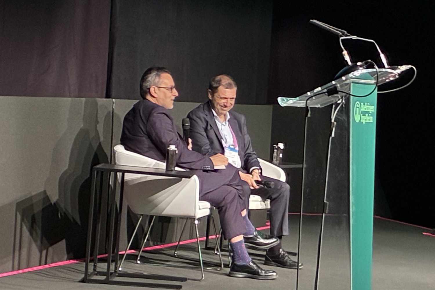 Julio Mayol con el secretario general de Salud Digital del Ministerio de Sanidad, Juan Muñoz Montalvo, en el MWC. Foto: DM.