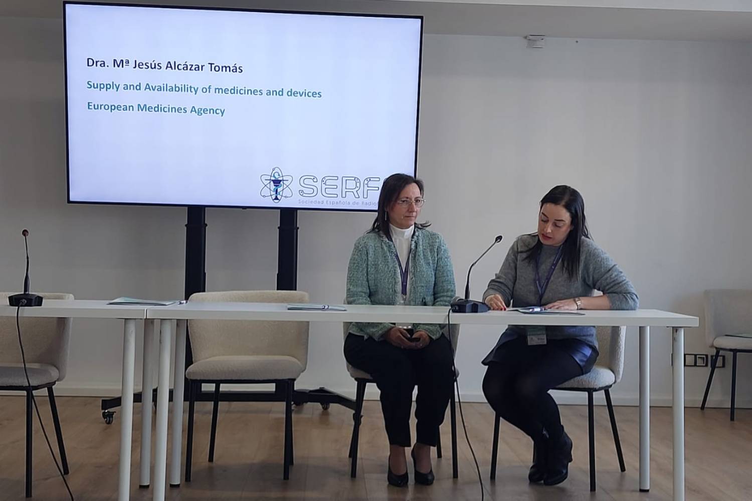 Mª Jesús Alcaraz, de la EMA (a la izquierda), en la II Jornada de Radiofarmacia. Foto: C.T.