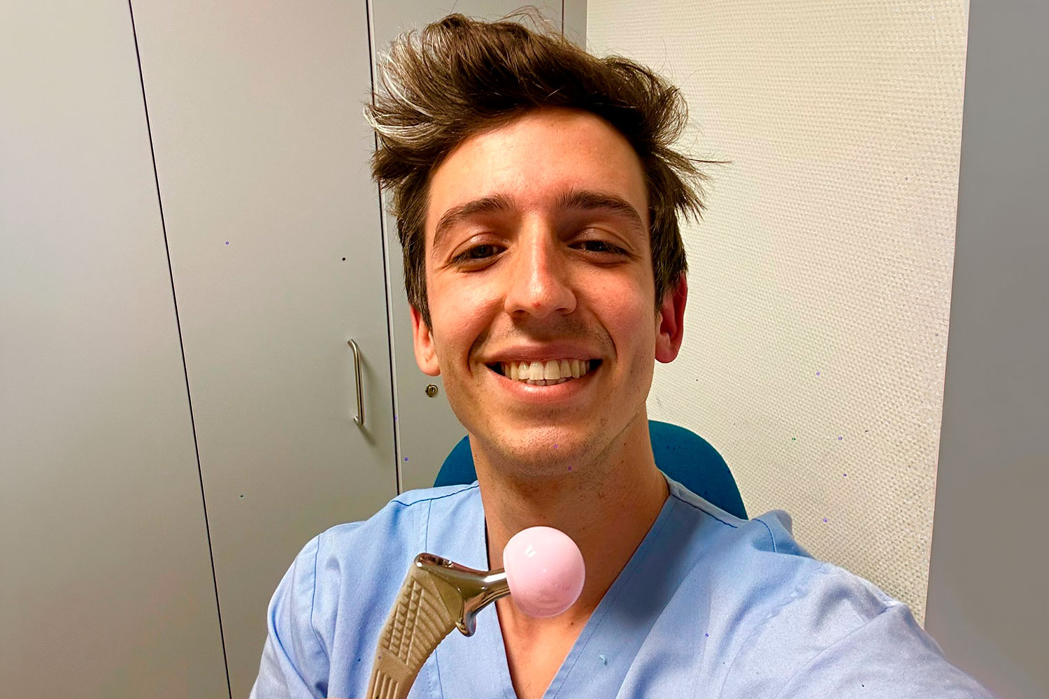 Hace la residencia en el Hospital CHIREC - Hospital Braine L'Alleud – Waterloo, a las afueras de Bruselas.