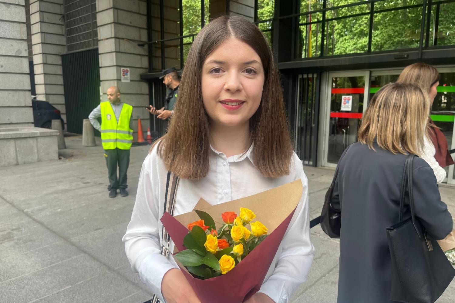 La número 1, Gurutze Padrones, con las flores que le ha regalado su madre a la salida, en el Ministerio de Sanidad. Foto: SERGIO G. VALERO.