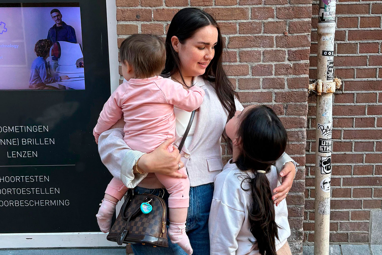 Sara Martínez con sus hijas Mía y Chloé. Foto: CEDIDA