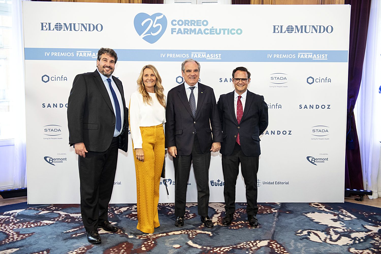 Rafael Serrahima, director comercial de Unidad Editorial; Rosario Serrano, directora de Negocio del Área de Salud de Unidad Editorial; Jesús Aguiler, presidente del Consejo Genral de COF, y Daniel Aparicio, director editorial del Área de Salud de Unidad Editorial. Foto: LUIS CAMACHO