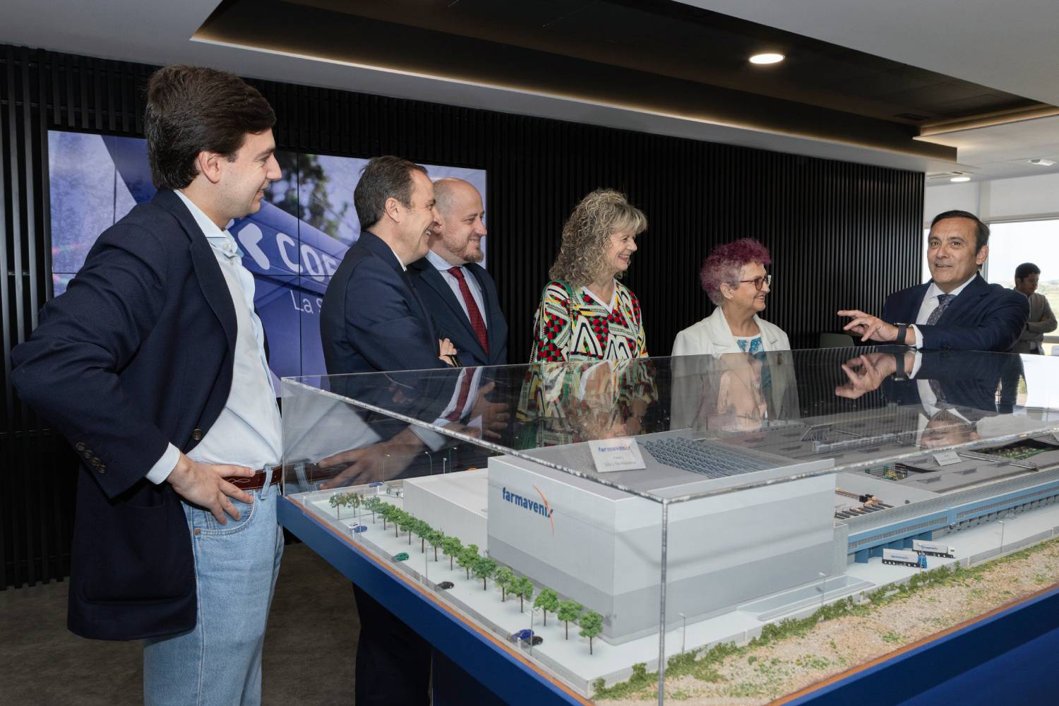 Eduardo Pastor, presidente de Cofares, explicando la maqueta de Cofares a los portavoces de Sanidad en el Congreso de los Diputados, junto a Rubén Orquin, director general de Cofares. Foto: COFARES.