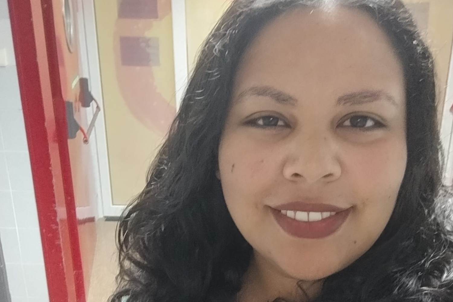 Alison Partera Trillos se ha presentado trabajando por las tardes.