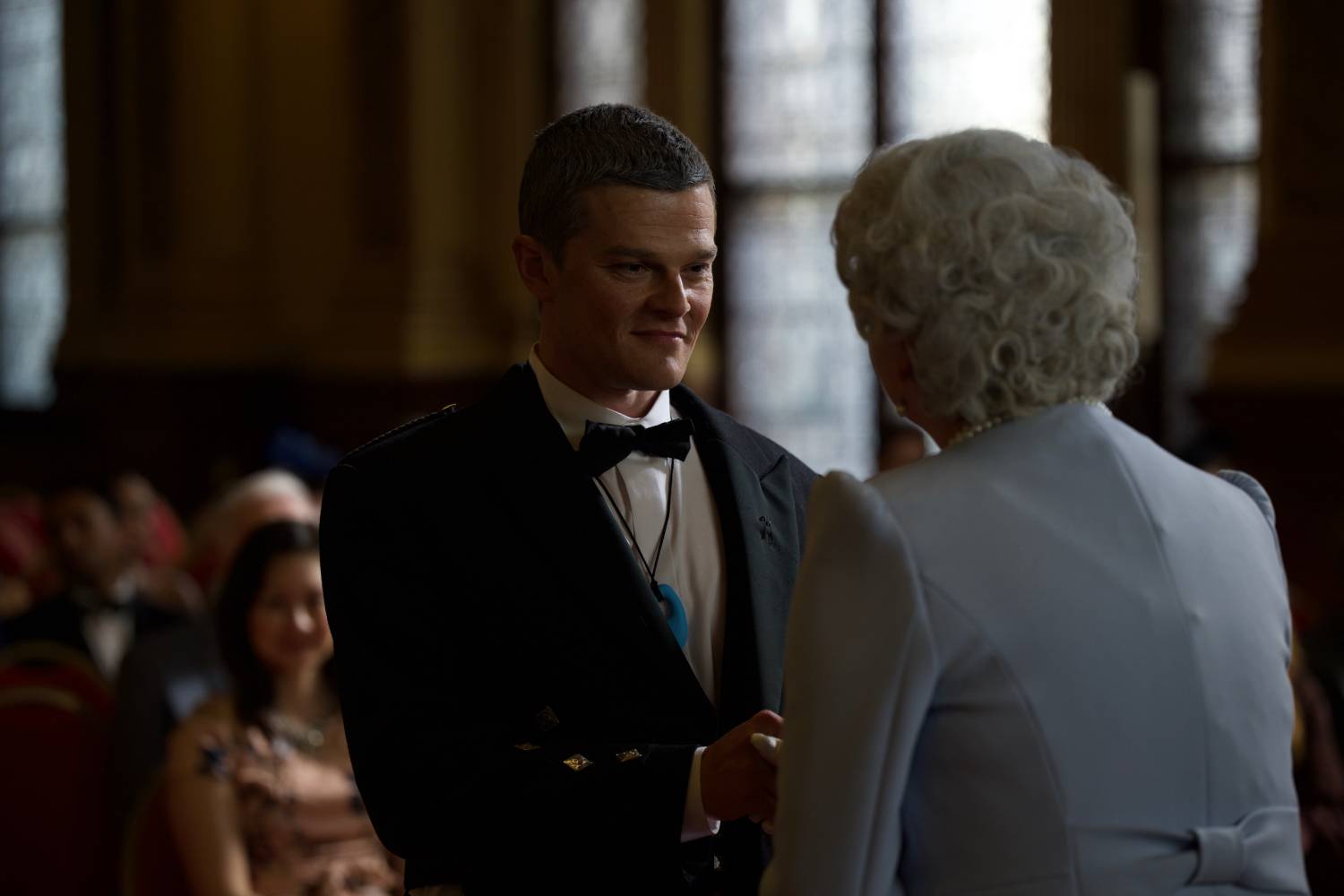 Robert Aramayo, interpretando a John Davidson ante la Reina de Inglaterra. Foto: SELECTA VISIÓN.