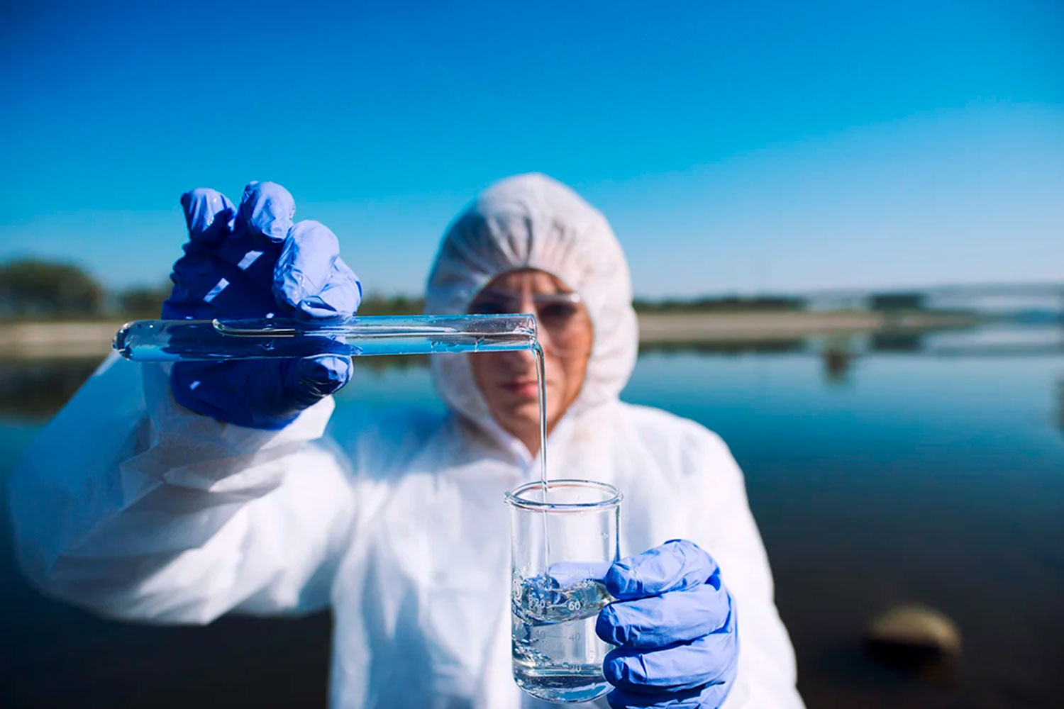 Eduardo Forján, del Cacof, señala que el farmacéutico de Salud Pública realiza muestreos quincenales en todas las zonas de baño determinadas. Foto: INSA.