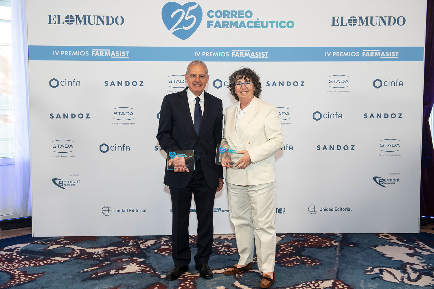 Iñaki Betolaza, director de Farmacia del Gobierno Vasco, y Milagros López de Ocáriz, presidenta del Consejo vasco de COF, con el Premio Farmasist 2026 por el Programa de Mejora de la Adherencia y Uso Adecuado de Inhaladores en Asma y EPOC. Foto: LUIS CAMACHO.