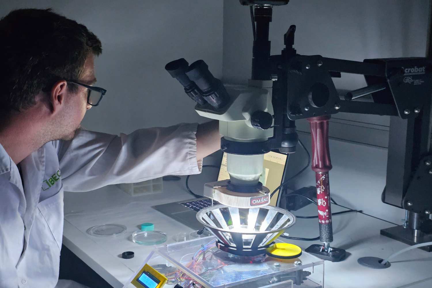 Uno de los investigadores del grupo de Nanosondas y nanoconmutadores del IBEC. Foto: IBEC
