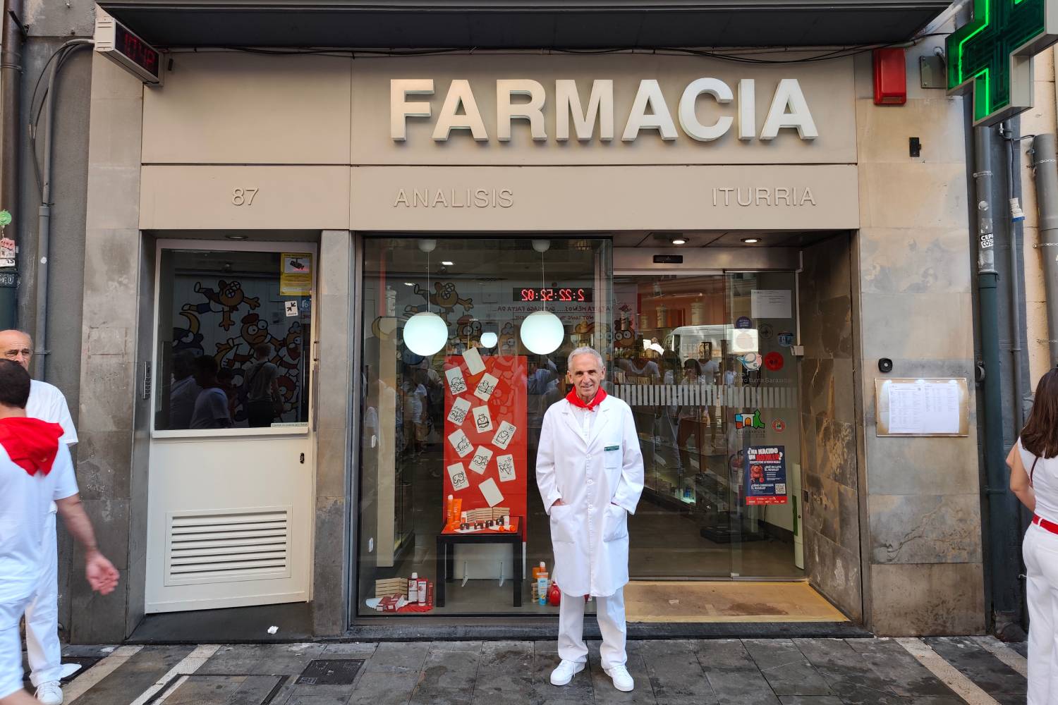 Pedro Iturria, en su farmacia de la calle Estafeta, en Pamplona.