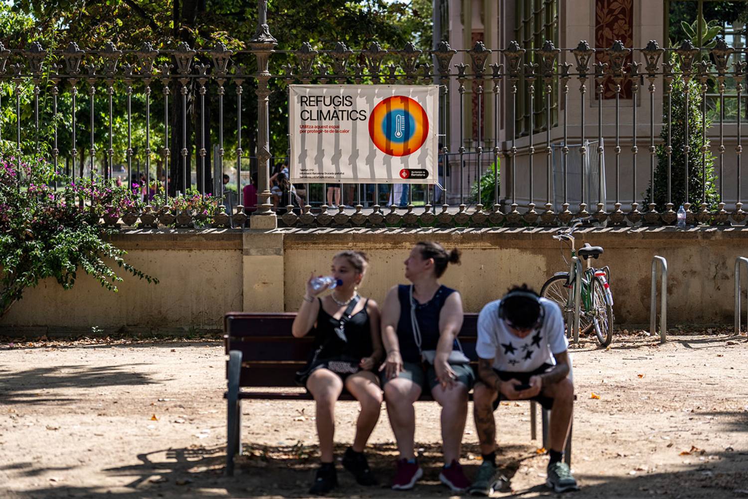 El Ayuntamiento de Barcelona ha creado una red que cuenta con más de 500 espacios que funcionan como refugios climáticos en verano y más de 300 en invierno. Foto: AYUNTAMIENTO DE BARCELONA.
