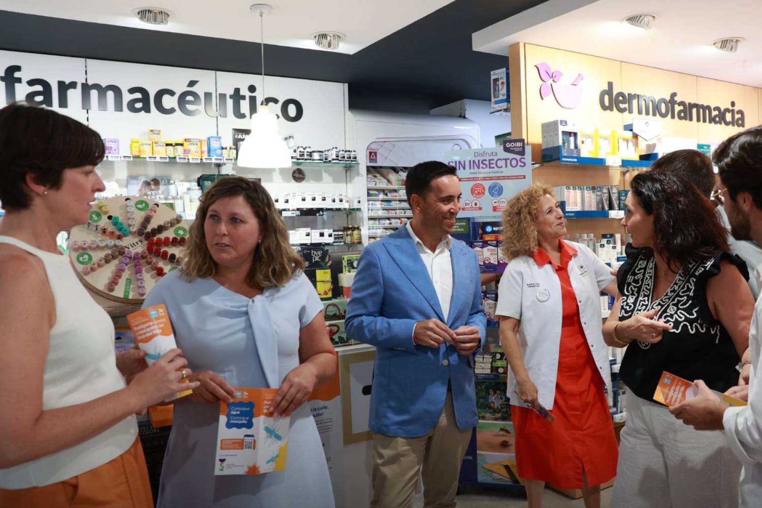 El diputado provincial de Servicios Públicos Supramunicipales de Sevilla, Gonzalo Domínguez, y la vicepresidenta del COF de Sevilla, Macarena Pérez, han visitado la Farmacia Santa Brígida, en Lebrija (Sevilla). Foto: DIPUTACIÓN DE SEVILLA.