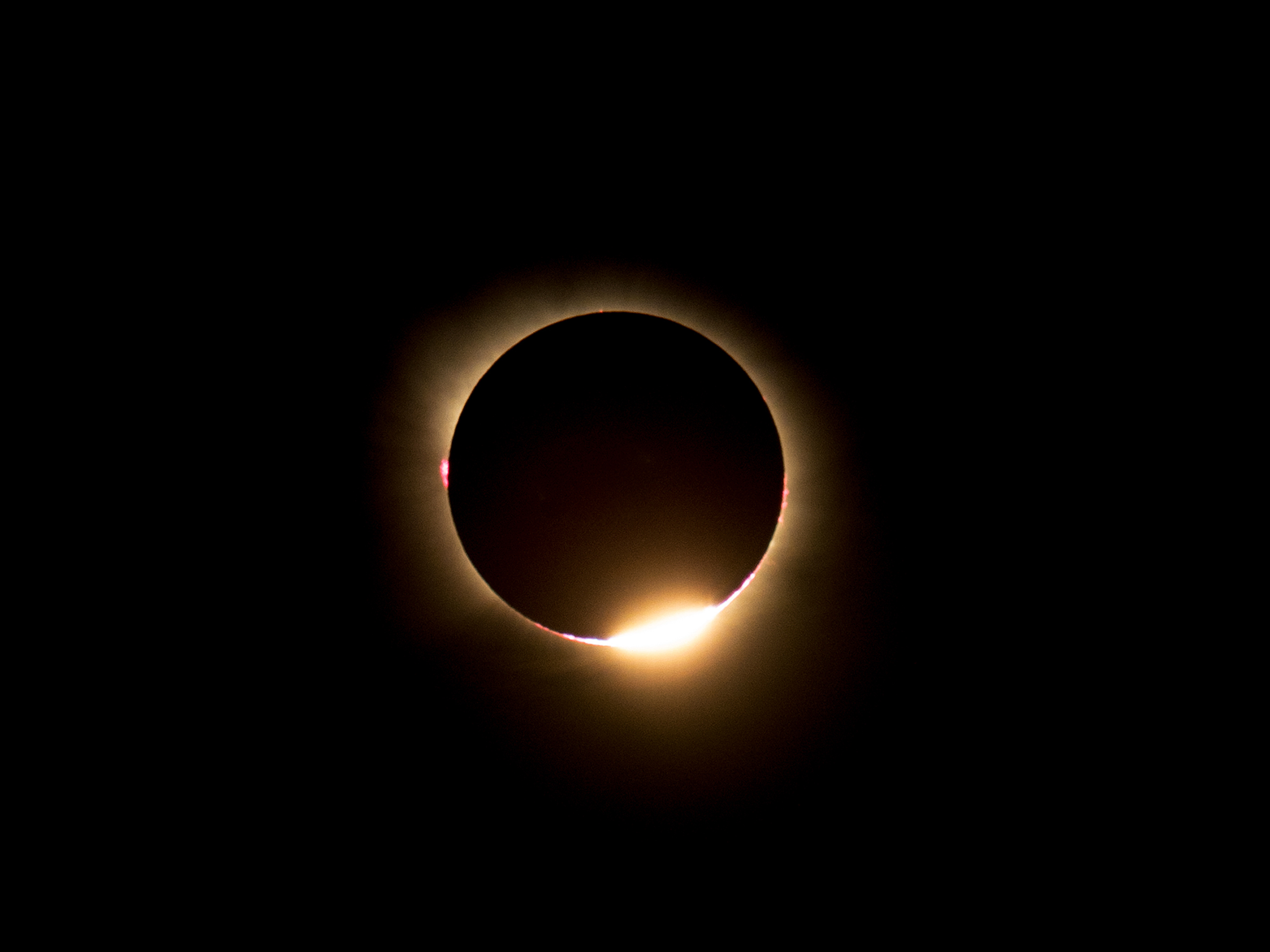 Vista del eclipse solar este miércoles en Cuenca. Foto: EFE/ ÁLVARO DEL OLMO.