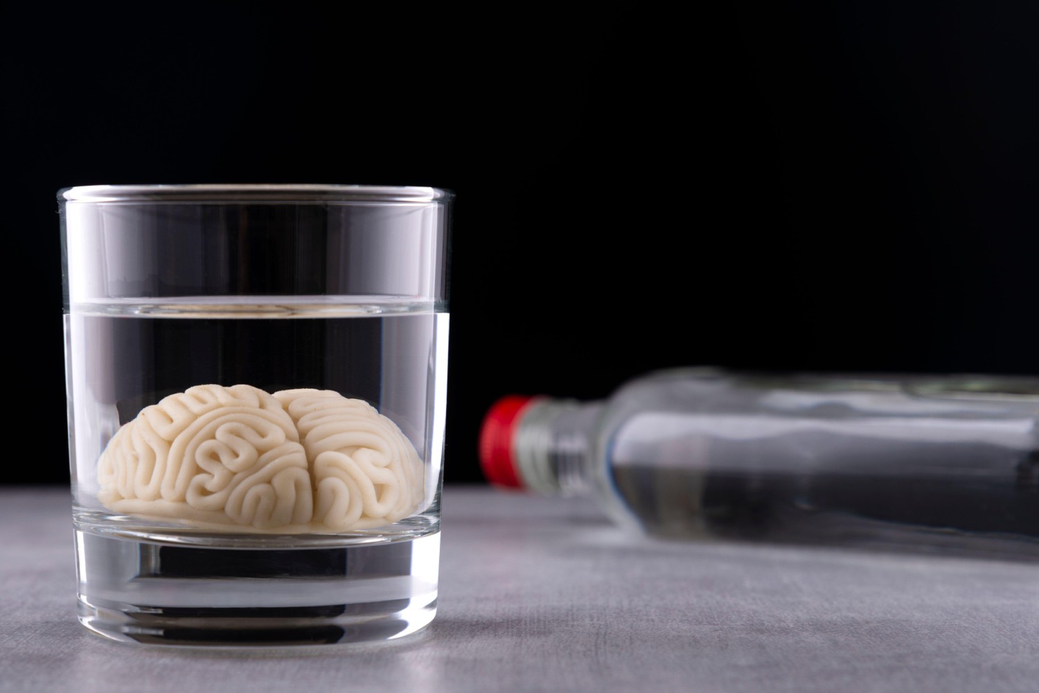 Así empuja la soledad al cerebro masculino hacia el alcohol