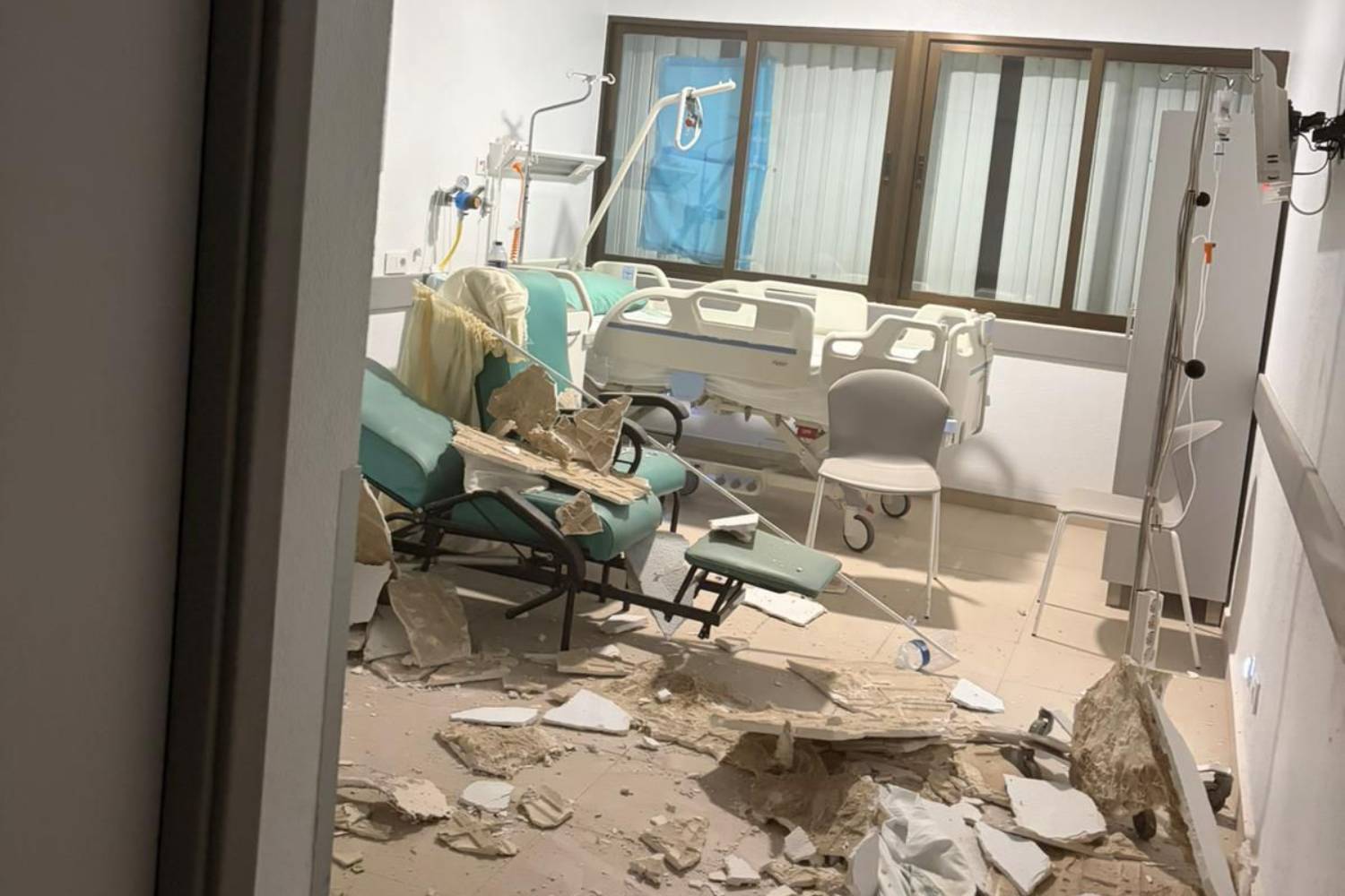 Hospital Don Benito: cae parte del techo en una habitación ocupada