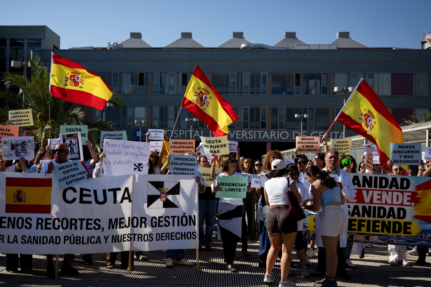 Los sanitarios de Ceuta protestan ante la llegada de la ministra: "Menos discursos y más recursos"
