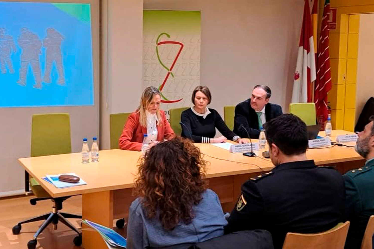 De izda. a dcha.: Rita de la Plaza, tesorera del Consejo General de Farmacéuticos; Teresa Ares, presidenta del COF de Zamora, y Marcial Bravo, jefe de servicio del Centro Nacional de Desaparecidos (CNDES). Foto: COF DE ZAMORA.