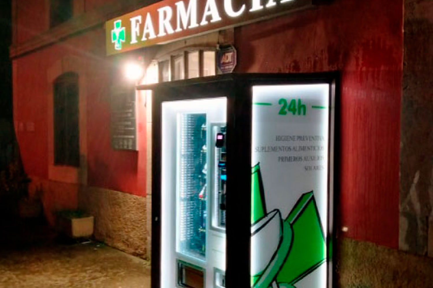 Máquina expendedora de la Farmacia Beatriz Crespo en Celorio (Asturias).