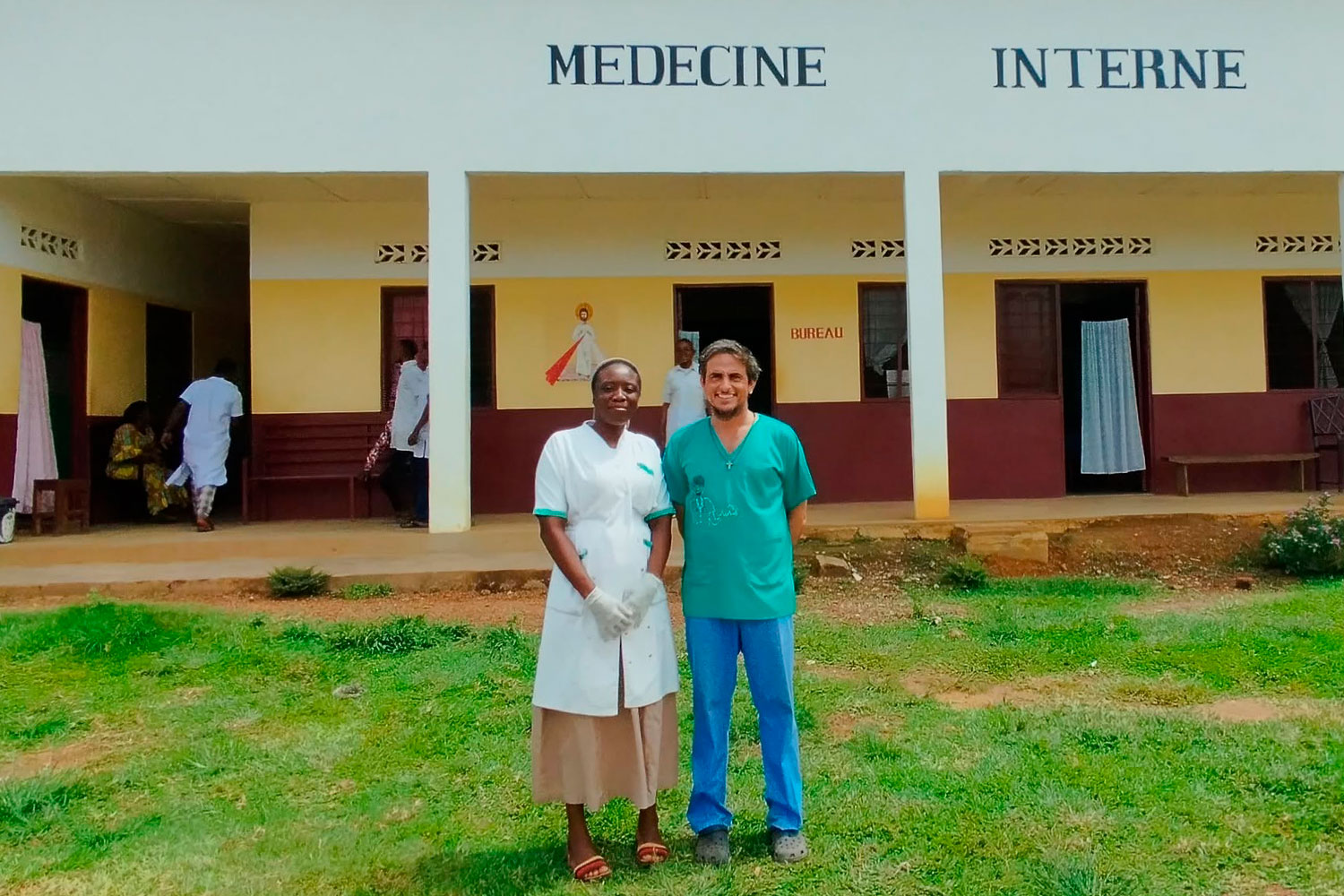 Francisco García Lanzas, un cardiólogo en el RD Congo con 15 idiomas y en un hospital en donde solo se llega en canoa