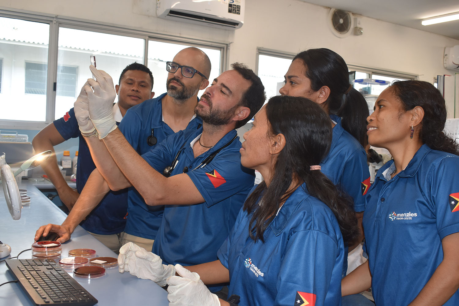 Miguel Martínez-Lacalzada, ante las enfermedades infecciosas en el recóndito Timor-Leste