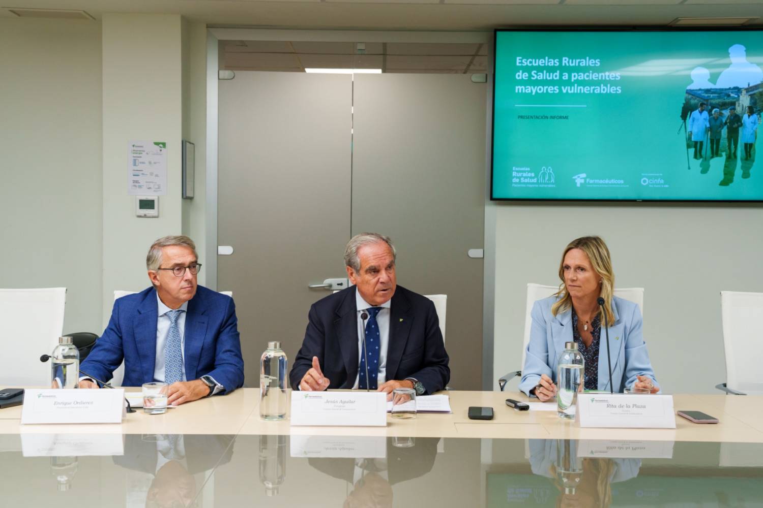 Enrique Ordieres, presidente de Laboratorios Cinfa; Jesús Aguilar y Rita de la Plaza, presidente y tesorera del Consejo General de COF, en un momento de la presentación del estudio. Foto: CONSEJO GENERAL DE COF.