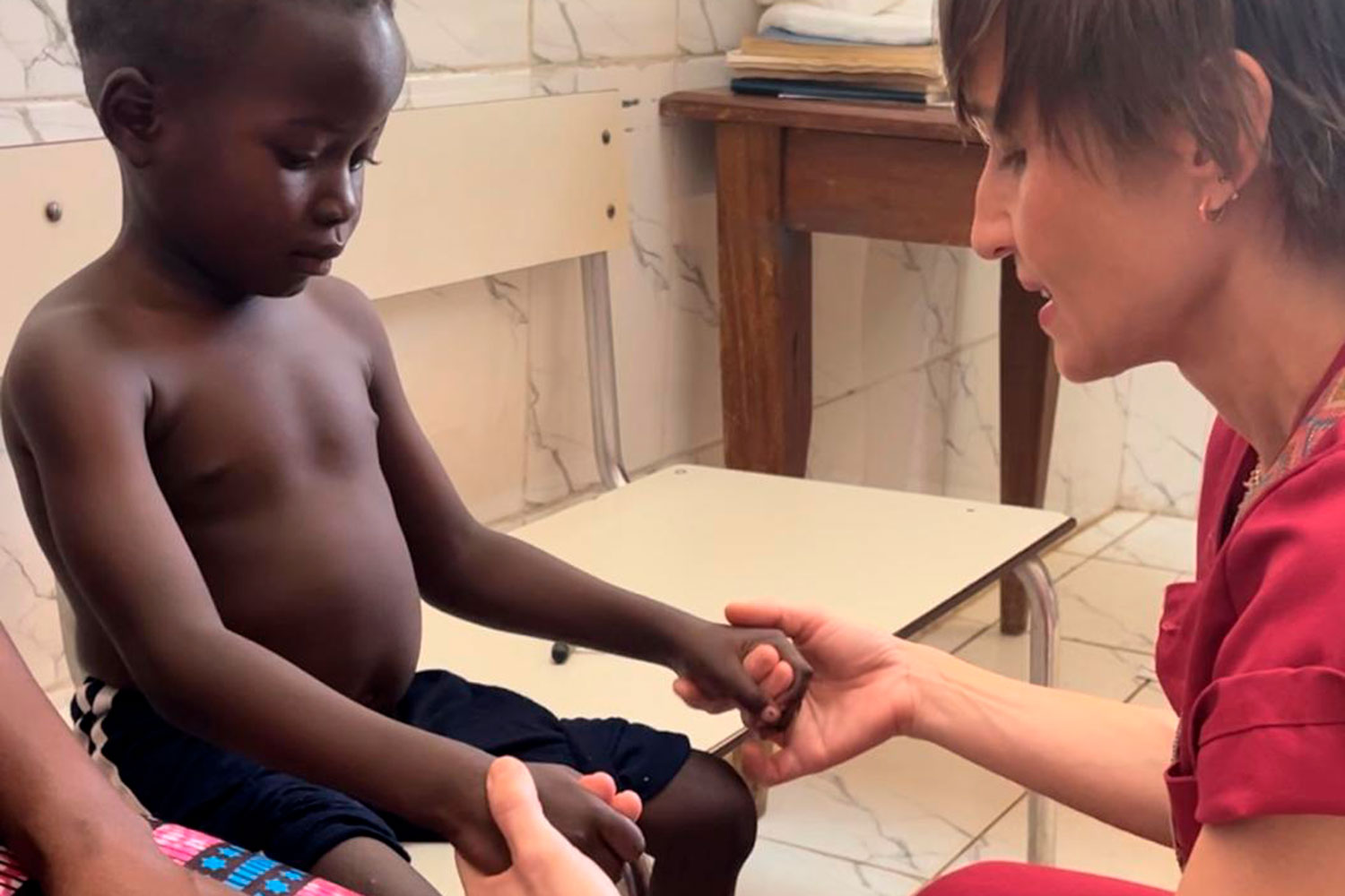 Paula Peña, con uno de sus pacientes en Chad.