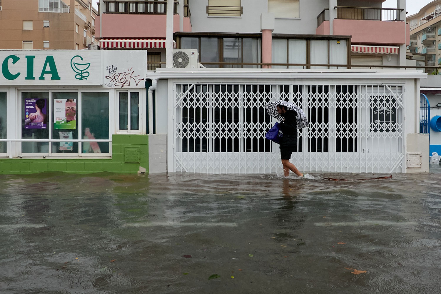 Cierre de farmacias por la dana Adam: "Está entrando agua por todos los sitios"