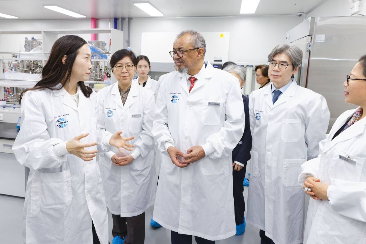 El director general de la OMS ha inaugurado el Global Training Hub for Biomanufacturing, en Incheon. Foto: OMS.