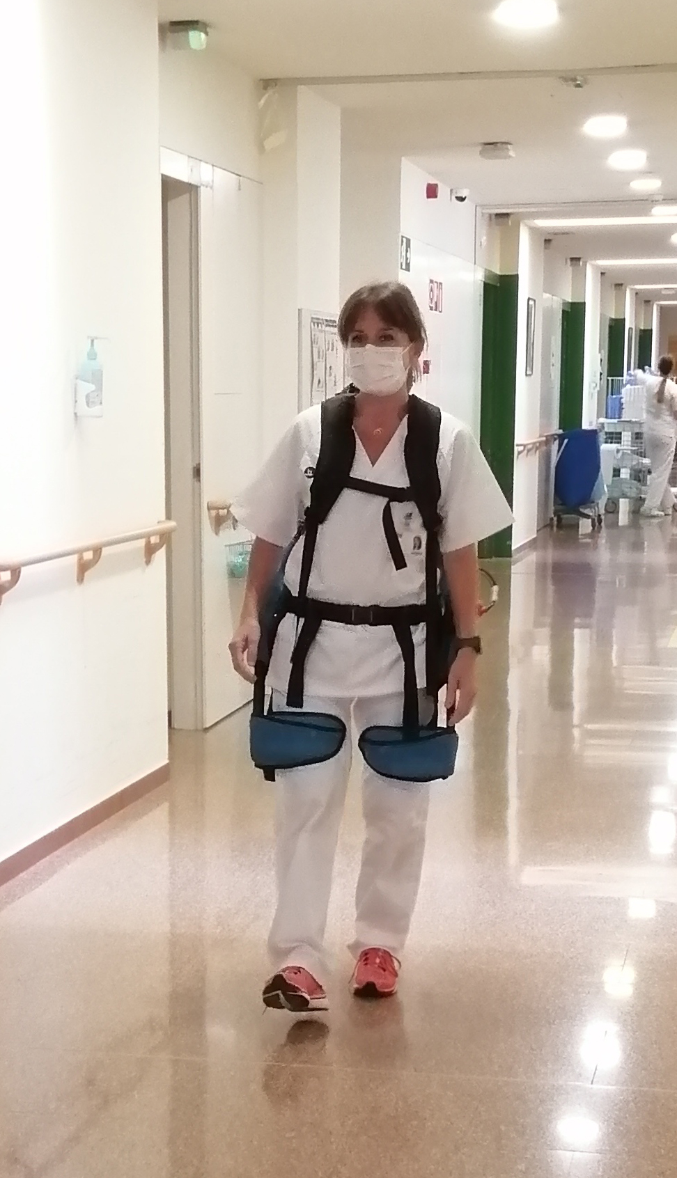 Seis celadores y auxiliares de enfermerÃa del BSA han probado el exoesqueleto. Foto: BSA. 