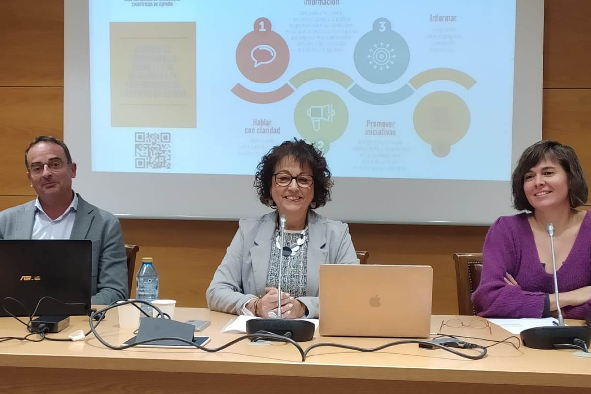Los investigadores Javier GuillÃ©n Izco, Isabel Fabregat y Amanda Sierra Saavedra, durante la presentaciÃ³n de Ãºltimo informe del Acuerdo de Transparencia sobre el uso de animales en la experimentaciÃ³n cientÃfica en EspaÃ±a, en la COSCE. FOTO: COSCE